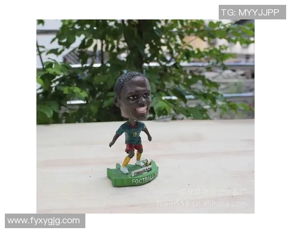 以足球球星合照为核心打造独特纪念收藏家居装饰摆件 以足球球星合照为核心打造独特纪念收藏家居装饰摆件